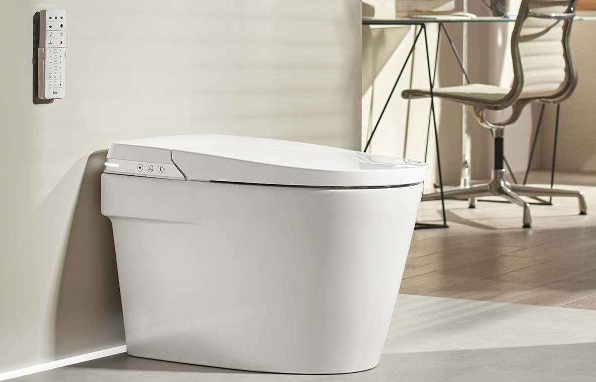 Bacia sanitária inteligente no modelo de piso da coleção In-Wash® In-Tank® Inspira, na cor branco brilho