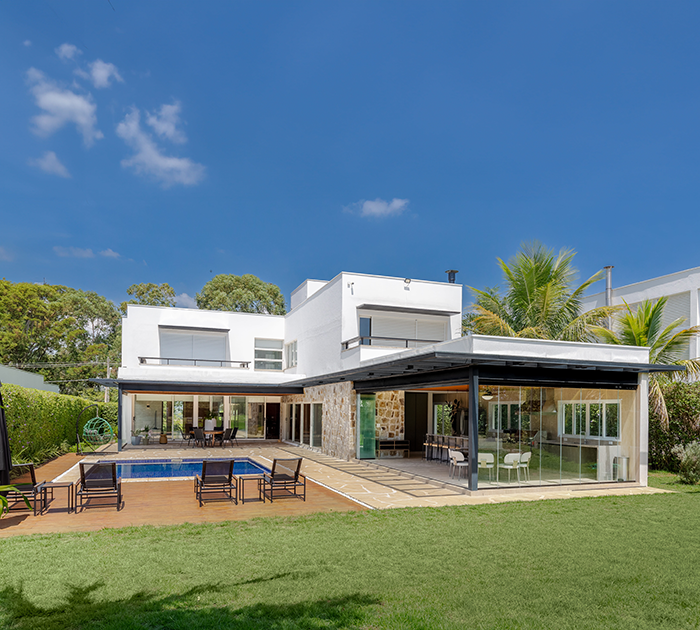 Projeto: Sabrina Salles| Para atualizar essa casa de campo em Itu, a arquiteta realizou o retrofit das fachadas, expandiu a área de lazer e reconfigurou o espaço social da residência.