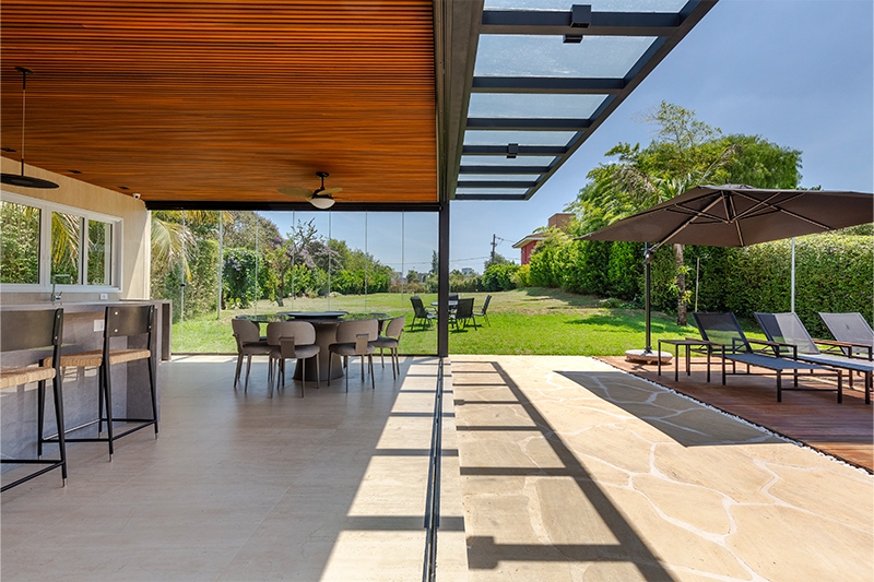 Projeto: Sabrina Salles| Para atualizar essa casa de campo em Itu, a arquiteta realizou o retrofit das fachadas, expandiu a área de lazer e reconfigurou o espaço social da residência.