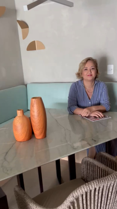 Projeto Cristiane Schiavoni | Perceba que, sentada, a arquiteta Cristiane Schiavoni aproveita do conforto do canto alemão encostando os dois pés do chão sem dificuldade.