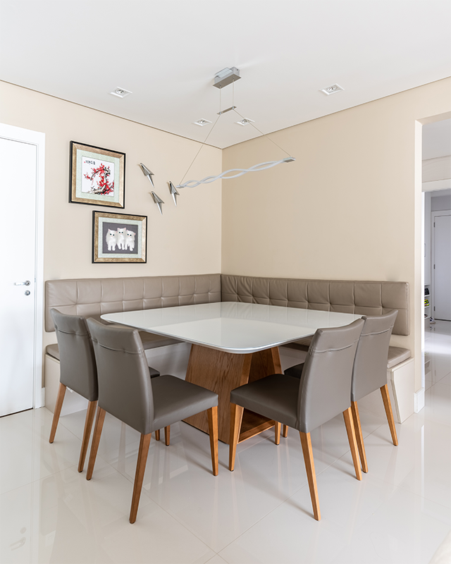 Projeto Cristiane Schiavoni | Na sala de jantar que ficou próxima à entrada do apartamento, a arquiteta Cristiane Schiavoni aproveitou o canto alemão para acentuar a cor dentro da paleta neutra presente no imóvel.