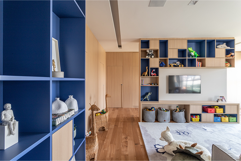 Projeto: Patricia Penna Arquitetura & Design| Estantes e cestos organizam os brinquedos com funcionalidade e charme