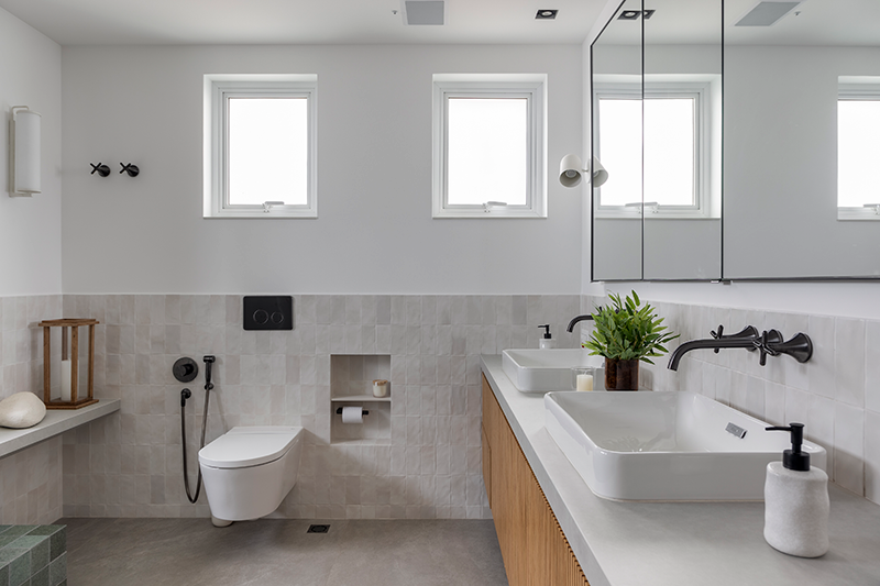 Projeto: Rawi Arquitetura + Design | Nesse projeto de banheiro, o arquiteto optou pelo design clean da bacia sanitária suspensa e a caixa de descarga embutida na parede.