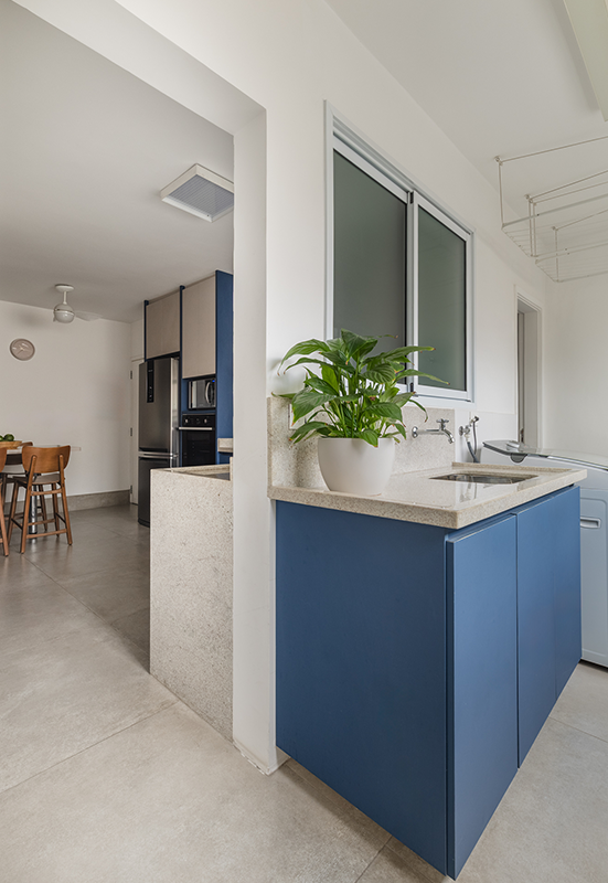 Projeto: STAL Arquitetura | A abertura entre a cozinha e a lavanderia trouxe mais luz natural e ventilação, tornando os ambientes mais leves e agradáveis.