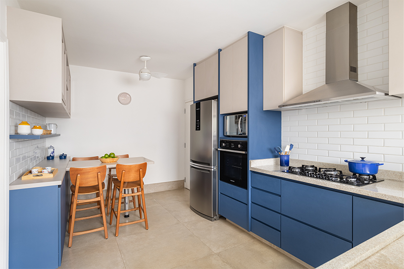 Projeto: STAL Arquitetura | A cozinha foi integrada a uma pequena copa, perfeita para refeições rápidas e práticas no dia a dia.