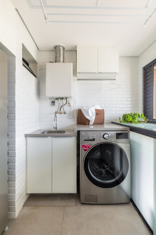 Ele está lá o ano todo, mas com a proximidade do inverno, aumenta a procura de novos aquecedores de água quando o existente não está funcionando devidamente. Instalado nessa área de serviço executada pelo arquiteto Bruno Moraes, o equipamento está pronto para prover água quente para duchas e torneiras | Projeto BMA Studio | Foto: Guilherme Pucci