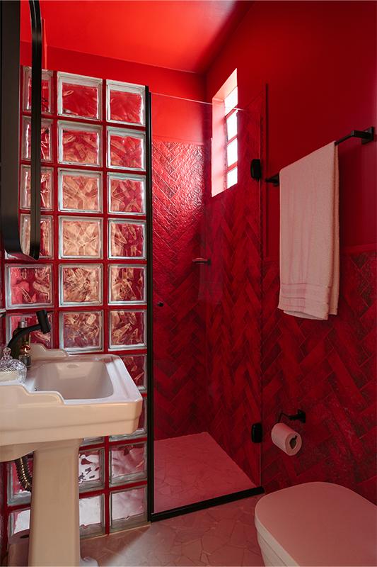 Projeto: Studio Rama | O lavabo cria um cenário marcante pelo contraponto de tons e formas, com destaque para o protagonismo do lavatório Clássica da Celite