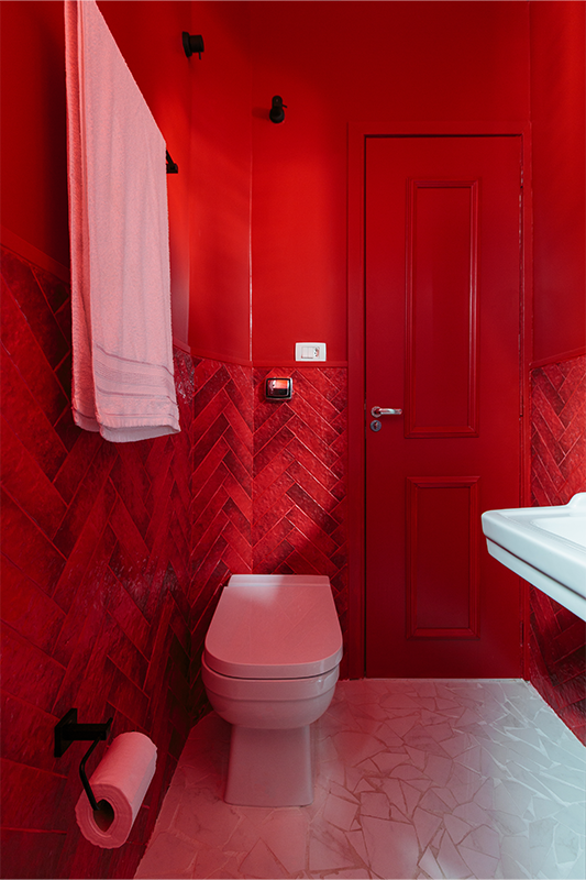 Projeto: Studio Rama | O lavabo cria um cenário marcante pelo contraponto de tons e formas, com destaque para o protagonismo do lavatório Clássica da Celite