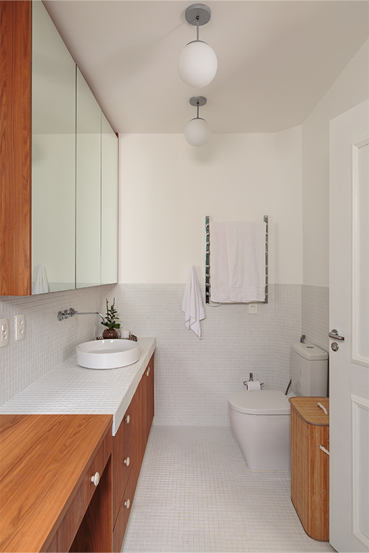 Projeto: Studio Rama | No antigo quarto, agora transformado em banheiro, os tons claros e as linhas limpas ampliam o ambiente. Na foto, cuba de apoio D5 Design, misturador de parede Flow e bacia com caixa acoplada Celite Slim