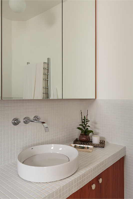 Projeto: Studio Rama | No antigo quarto, agora transformado em banheiro, os tons claros e as linhas limpas ampliam o ambiente. Na foto, cuba de apoio D5 Design, misturador de parede Flow e bacia com caixa acoplada Celite Slim