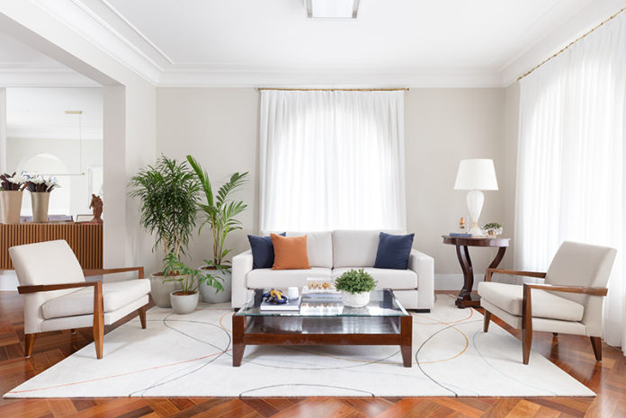 Projeto: Daniela Funari |Nada como almofadas que unem conforto e estilo. Neste living, a arquiteta usou as peças para trazer cor e destacar o décor.