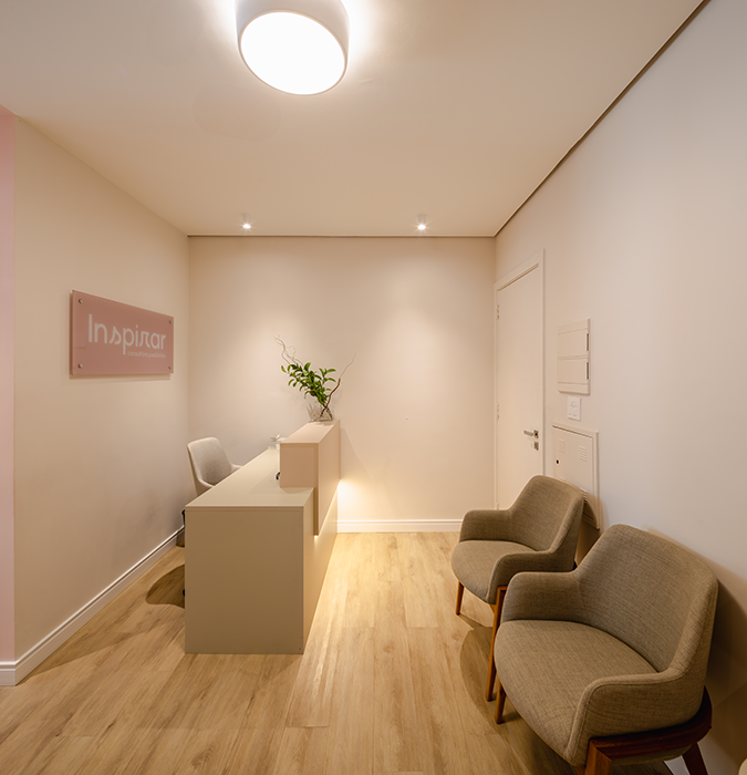Projeto: Elisa Maretti | Alterações no balcão e no painel do logotipo reforçaram a estética funcional e minimalista da clínica.