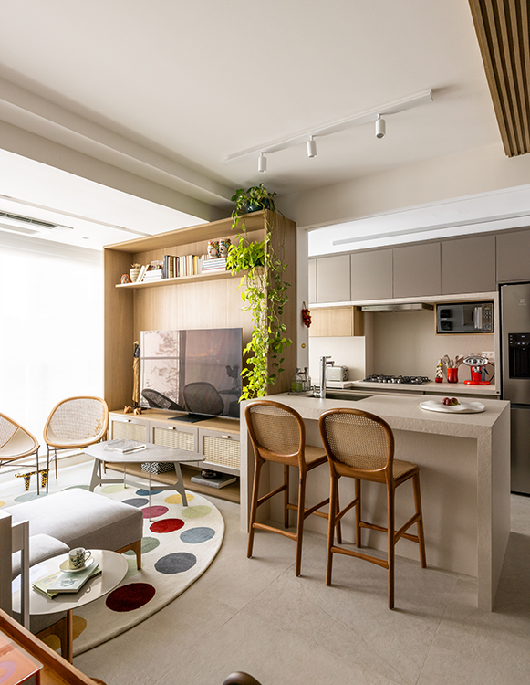 Projeto: Elisa Maretti | Duas modificações foram fundamentais neste apartamento: a substituição do piso e a realocação da pia para a ilha, promovendo a integração entre os ambientes.