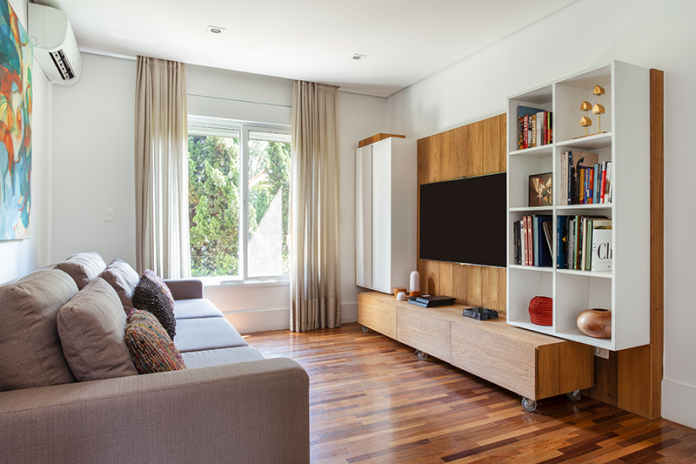 Projeto: Dantas & Passos Arquitetura |Para a dupla Danielle Dantas e Paula Passos, o segredo da sala de TV está na união entre ergonomia, tecnologia e aspectos individuais de cada morador.