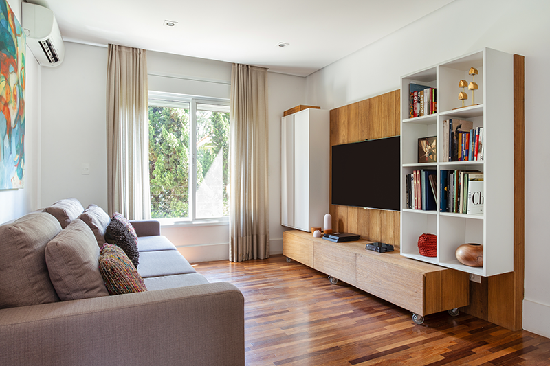Projeto: Dantas & Passos Arquitetura |Para a dupla Danielle Dantas e Paula Passos, o segredo da sala de TV está na união entre ergonomia, tecnologia e aspectos individuais de cada morador.