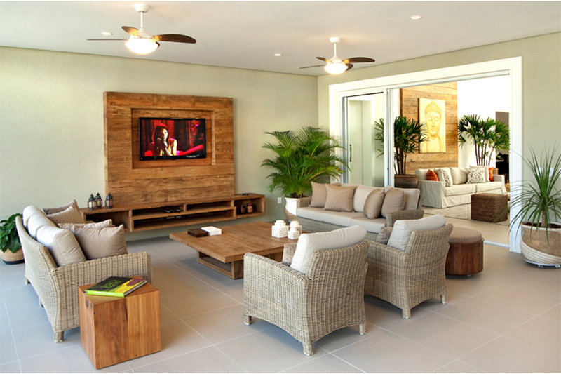 Projeto: Dantas & Passos Arquitetura | Uma parede com textura, madeira ripada ou papel de parede pode funcionar como moldura visual para a TV, valorizando a decoração.