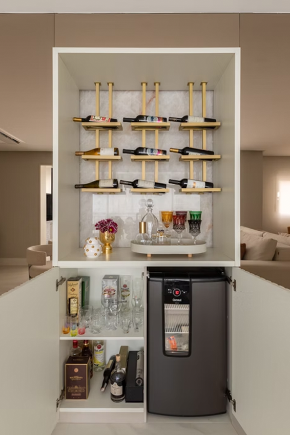 Projeto: Sabrina Salles | Uma adega em uma cristaleira bar para deixar o living mais sofisticado para receber visitas foi um dos pedidos do cliente neste projeto.
