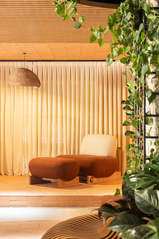 Projeto: Studio Lui Costa | A paleta terrosa e os revestimentos Brick e Olaria Invencchiatto na cor Terracota criam um ambiente acolhedor e sensorial no “Café dos Sonhos”, idealizado pelo arquiteto Lui Costa para a CASACOR São Paulo 2025.