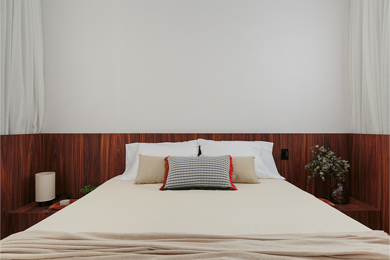 Projeto: Estúdio Maré |Quarto do casal com atmosfera serena e linguagem visual integrada ao restante do projeto, reforçando o conceito de acolhimento.