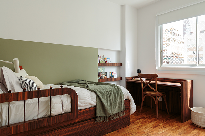 Projeto: Estúdio Maré | Quarto do filho combina funcionalidade e delicadeza, com marcenaria planejada, paleta suave e atmosfera lúdica para acolher nas estadias em São Paulo.