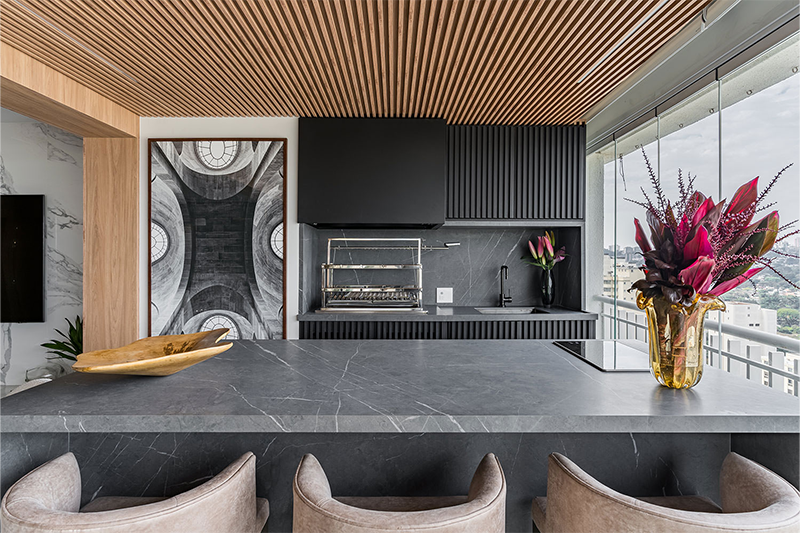 Projeto: Spaço Interior - Ana Rozenblit | Neste apartamento a arquiteta apostou na integração da varanda com a área social, a fotografia de Kiolo se destacou, trazendo a beleza da arquitetura como pano de fundo da imagem.