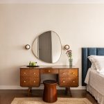 Apartamento brasiliense de 100 m² aposta em integração e materiais naturais para criar refúgio luminoso e afetivo