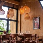 Arquitetura em madeira engenheirada marca o Restaurante Ostara, onde gastronomia e natureza se encontram na Serra Gaúcha