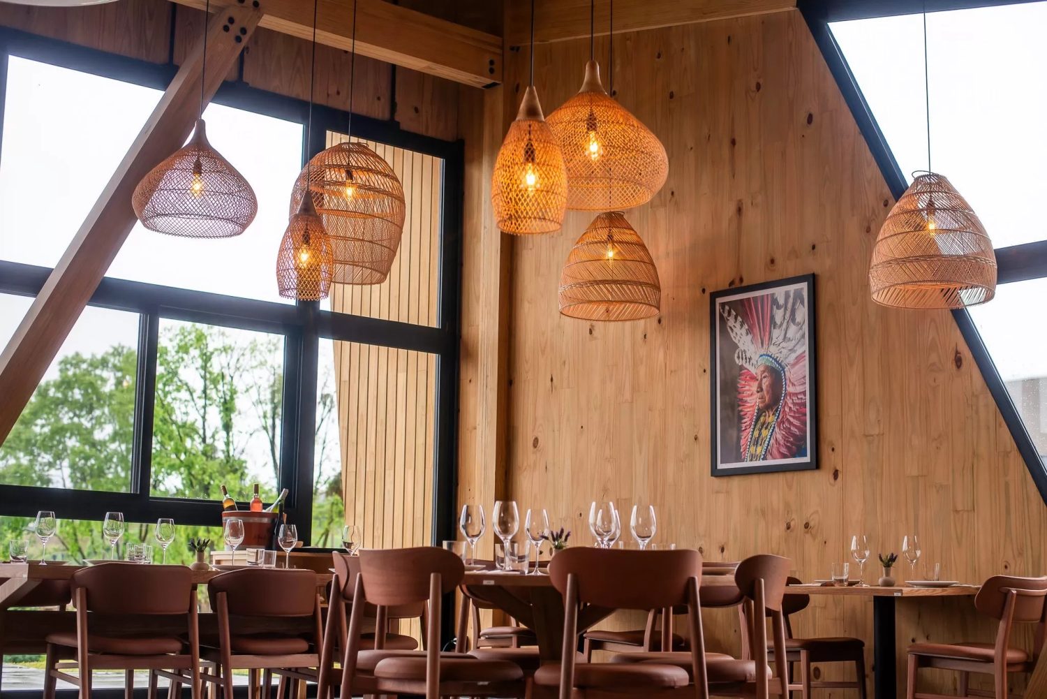 Arquitetura em madeira engenheirada marca o Restaurante Ostara, onde gastronomia e natureza se encontram na Serra Gaúcha