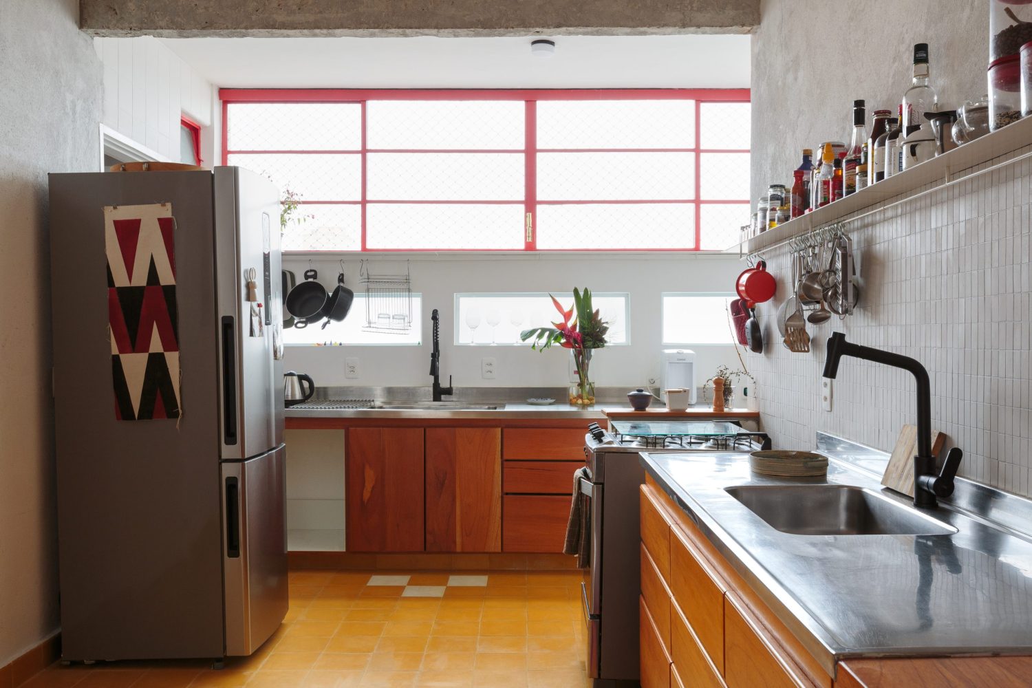 Apartamento ganha movimento com reforma que transforma viver e receber