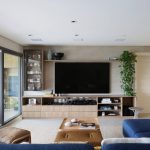 Reforma de apartamento reforça a integração dos espaços para a família