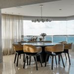 Entre a paisagem e o design, apartamento de 508 m² é refúgio à beira-mar em Fortaleza
