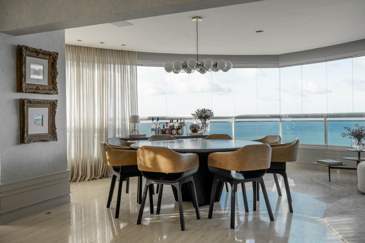 Entre a paisagem e o design, apartamento de 508 m² é refúgio à beira-mar em Fortaleza