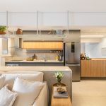 Refúgio à Beira-Mar: Bimá Arquitetura transforma apartamento na Praia Grande em espaço acolhedor para momentos em família