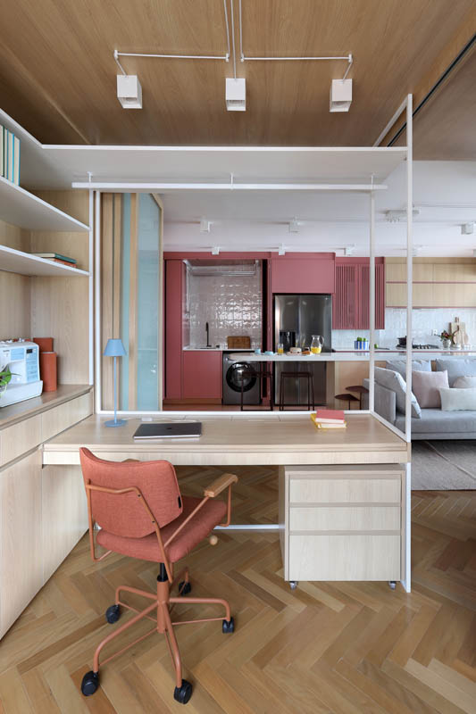 Quarto integrado à sala com divisórias é multifuncional