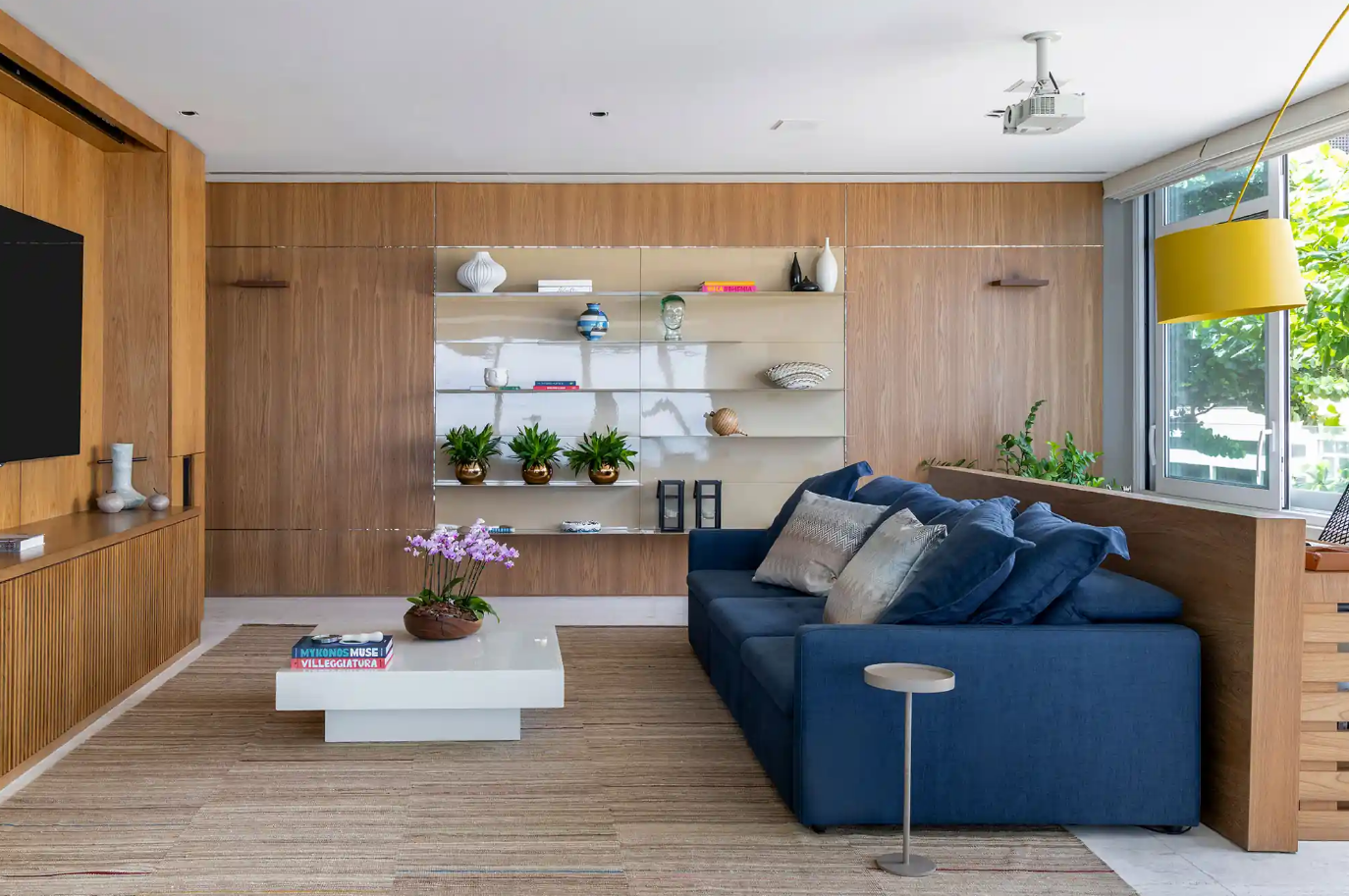 Sofá azul: confira 10 dicas para incluir na sua decoração