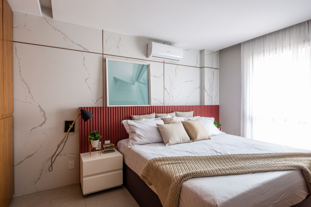 6. O equilíbrio entre conforto e estilo transforma o quarto em refúgio de descanso – Foto: @Tiagotardin | Projeto: Vita Arquitetura