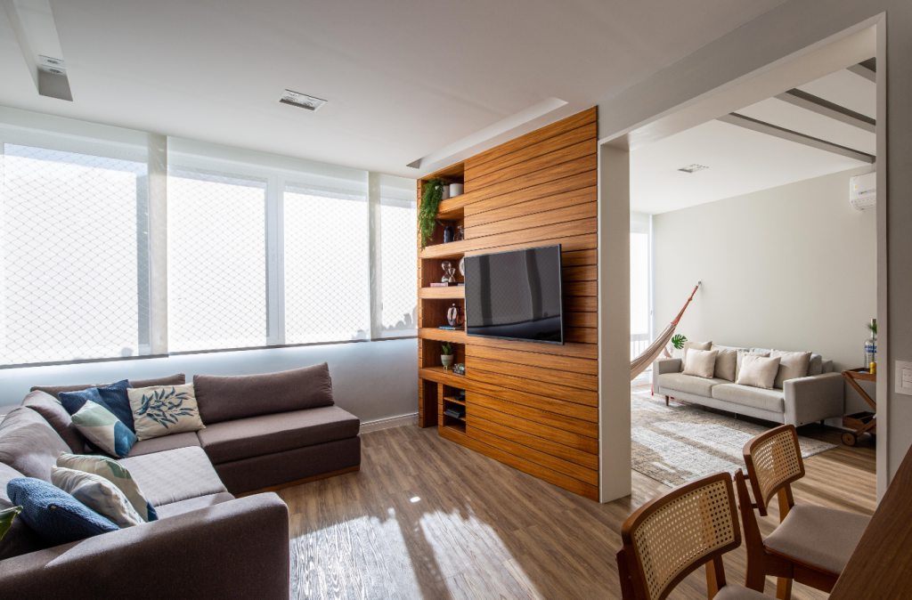 Escolha um painel para TV com proporções equilibradas para valorizar a parede – Foto: @Tiagotardin | Projeto: Vita Arquitetura