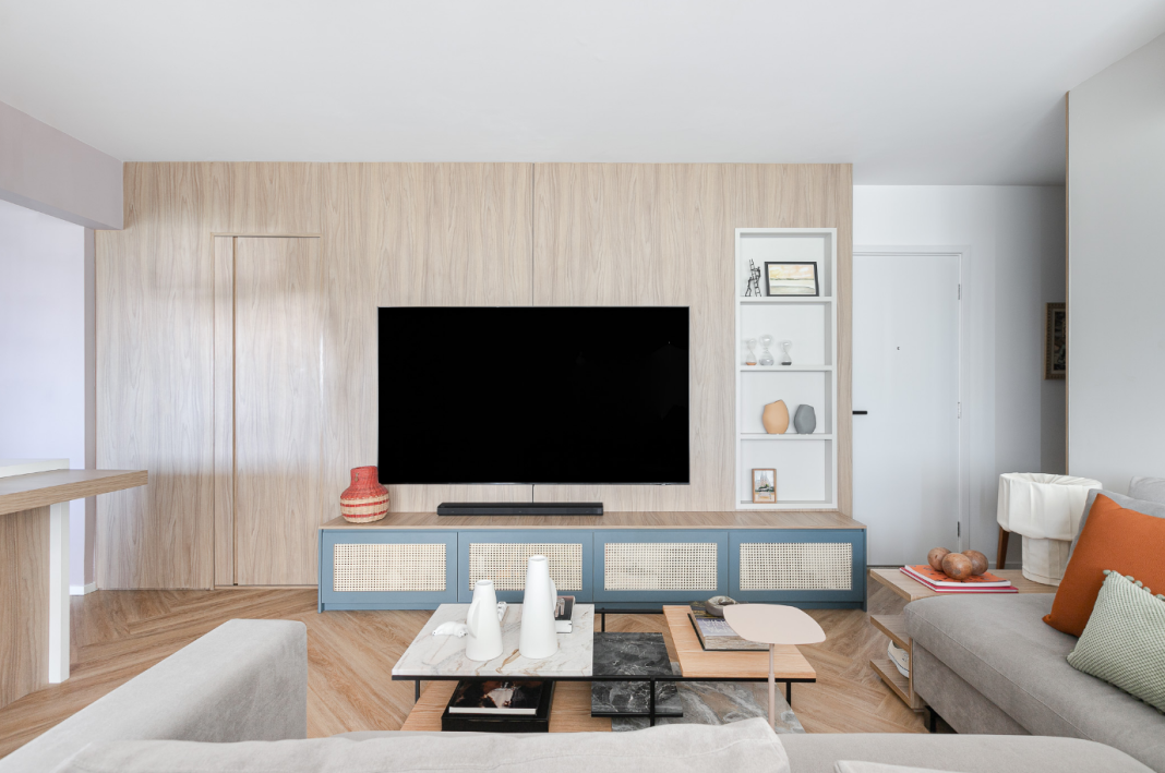 Instale a TV entre 120 cm e 140 cm do chão para assistir com conforto – Foto: Gisele Rampazzo | Projeto: Renata Costa | Apto 41