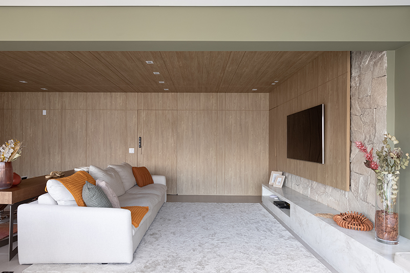 Use o painel para TV como elo visual entre sala e outros ambientes – Foto: Monica Assan | Projeto: Bianchi & Lima Arquitetura e Interiores
