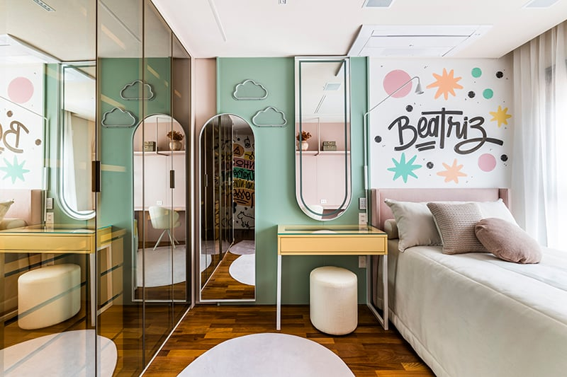 4. Penteadeira compacta com espelho vertical cria um cantinho prático e delicado no quarto infantil – Foto: Renata Navarro | Projeto: Tetriz Arquitetura