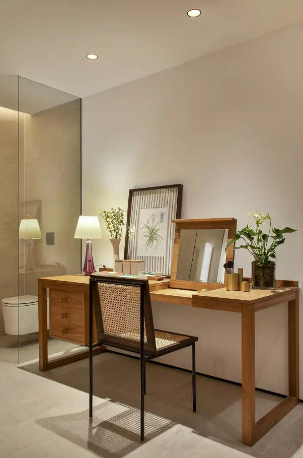 9. Luz natural é sempre bem-vinda para realçar cada detalhe da penteadeira – Foto: Roberta Gewehr/CASACOR | Projeto: Alle Melos Arquitetura de Interiores