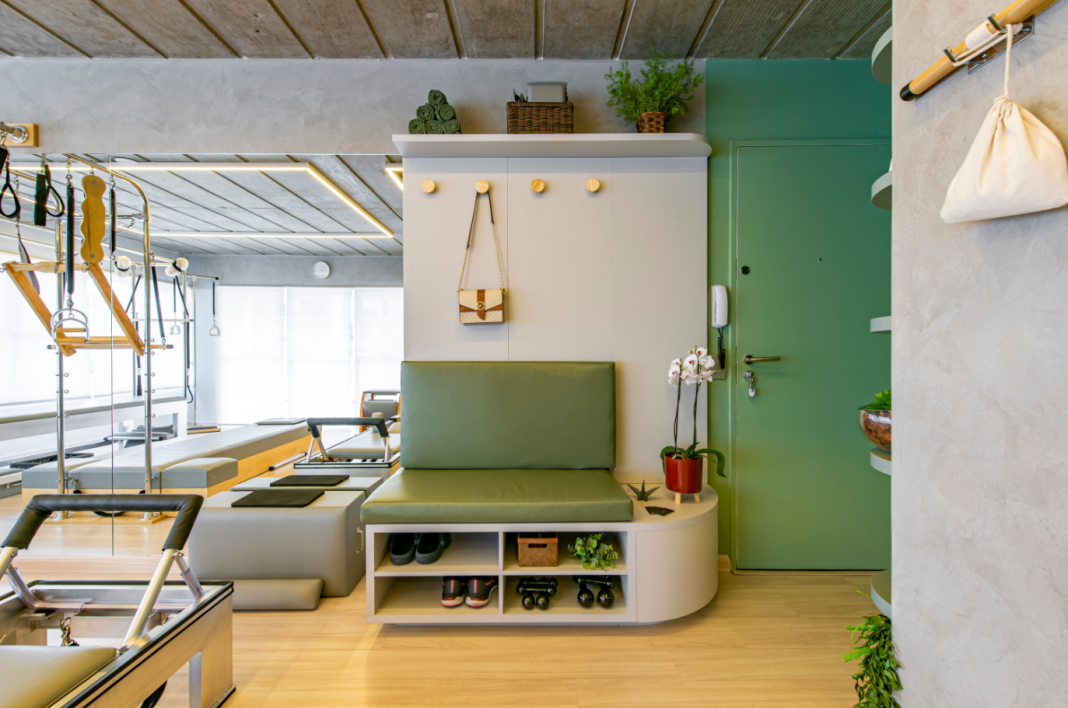 Acabamentos claros dão leveza ao ambiente e ampliam a sensação de espaço – Foto: Renan Torres - Arquitetura Fotográfica | Projeto: Thais Guarizo Arquiteta e Designer de Interiores