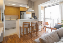 Banquetas modernas: saiba como escolher +10 modelos lindos 5. Prefira tecidos fáceis de limpar para manter suas banquetas modernas sempre novas – Foto: Lucas Macro | Projeto: Debora Toledo Arquitetura