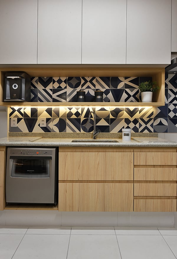 O modelo sob medida aproveita cada centímetro da cozinha com total personalização – Foto: Sidney Doll | Projeto: Sabrina Tironi