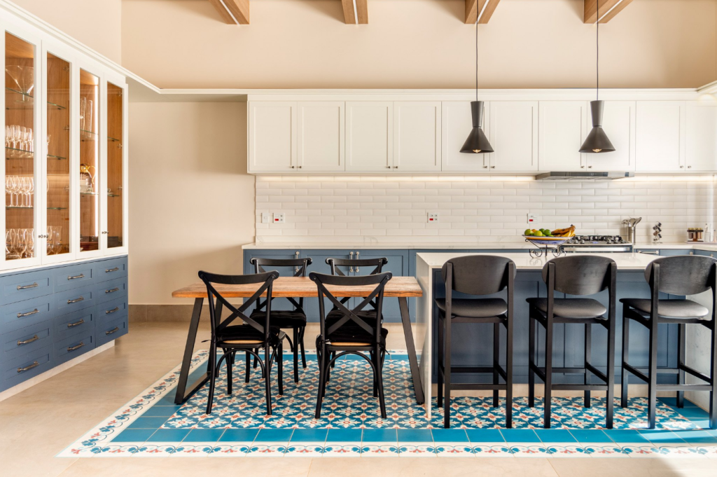 Armários aéreos guardam itens leves e deixam a bancada mais livre – Foto: Zeh Castedo @zehcastedo | Projeto: Santoro Arquitetura