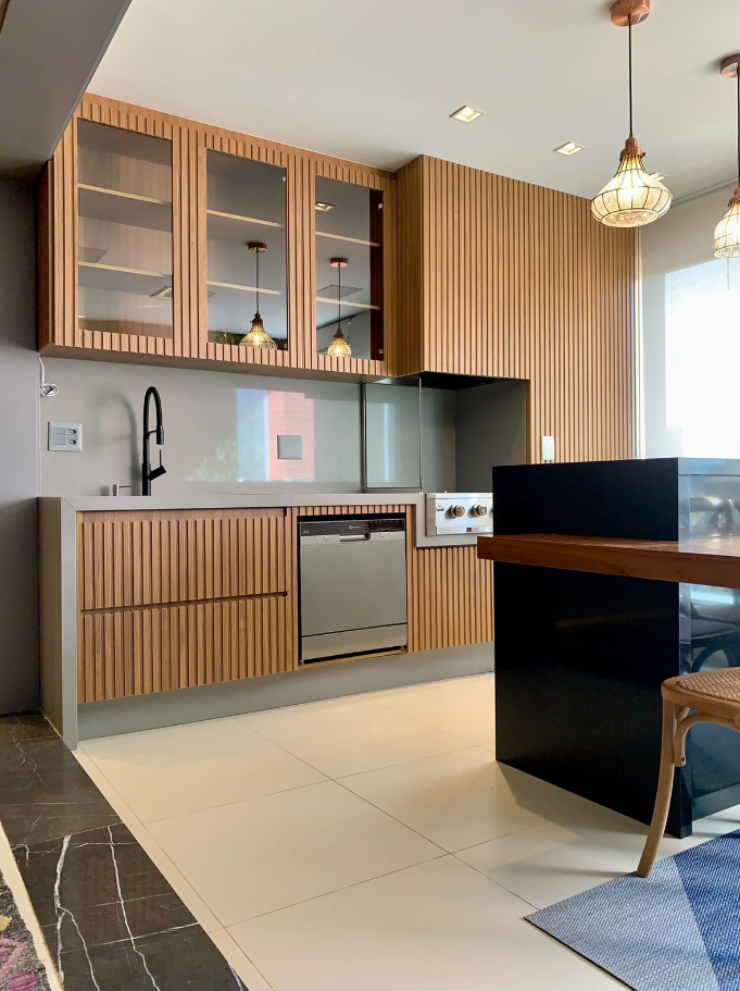 Puxadores resistentes mantêm o alinhamento e facilitam o manuseio diário – Foto/Projeto: Nabila Feijó Arquiteura