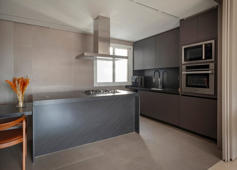 A torre quente organiza forno e micro-ondas em uma estrutura única – Foto: Henrique Queiroga | Projeto: Juliana Farias