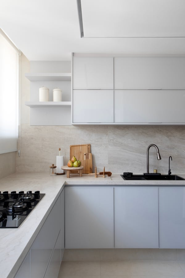 Deixar frestas entre o armário e a parede evita mofo e infiltrações – Foto: David Aranha | Projeto: Camila Palladino Arquitetura