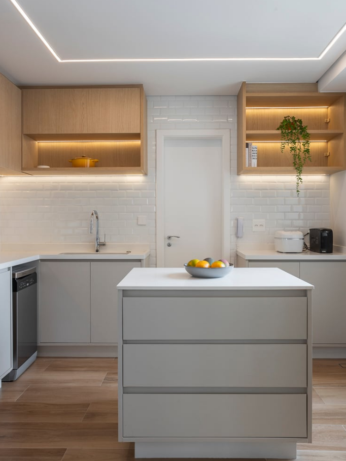 A consultoria profissional garante harmonia entre móveis, revestimentos e iluminação – Foto: Thiago Travesso | Projeto: Nathalia Marangoni