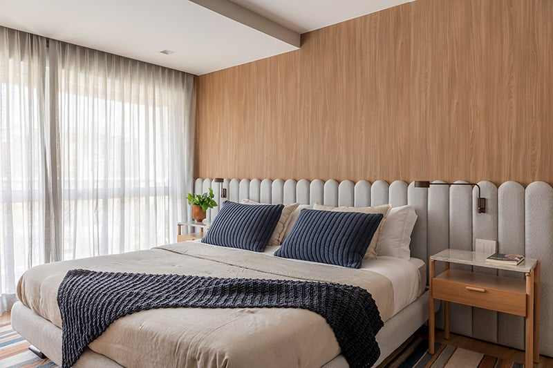 6. Detalhes simples transformam a cama box casal no ponto central do quarto – Foto: Rafael Renzo | Projeto: Alê Rovito